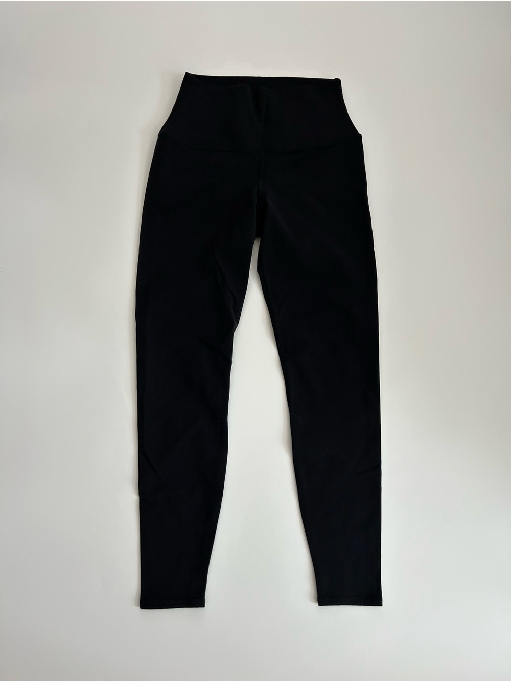 ALO Yoga High-Waist Leggings
Tights
Black
Size XS
22” Inseam
Thick
Athletic
Spin